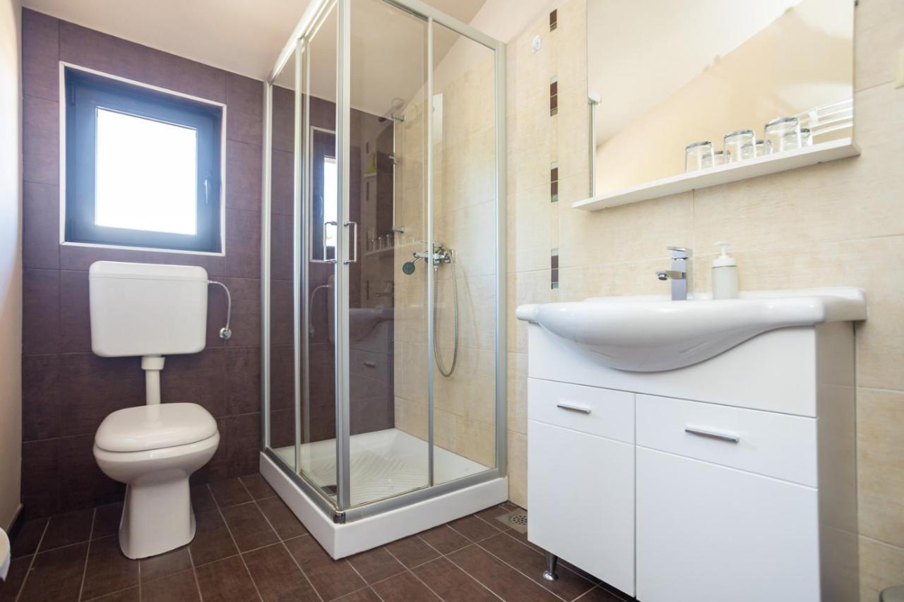 Apartmani Beba Omisalj ภายนอก รูปภาพ