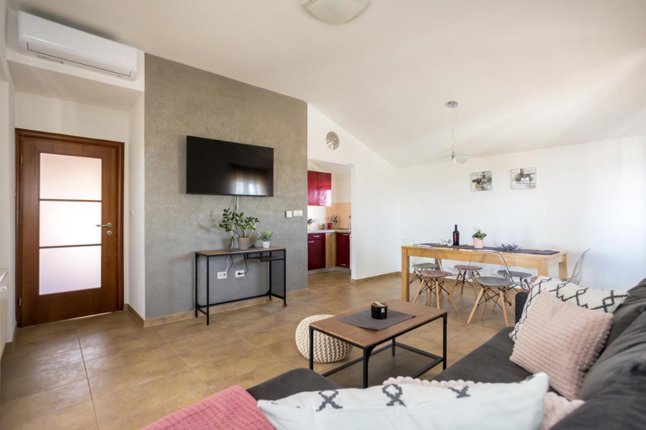 Apartmani Beba Omisalj ภายนอก รูปภาพ